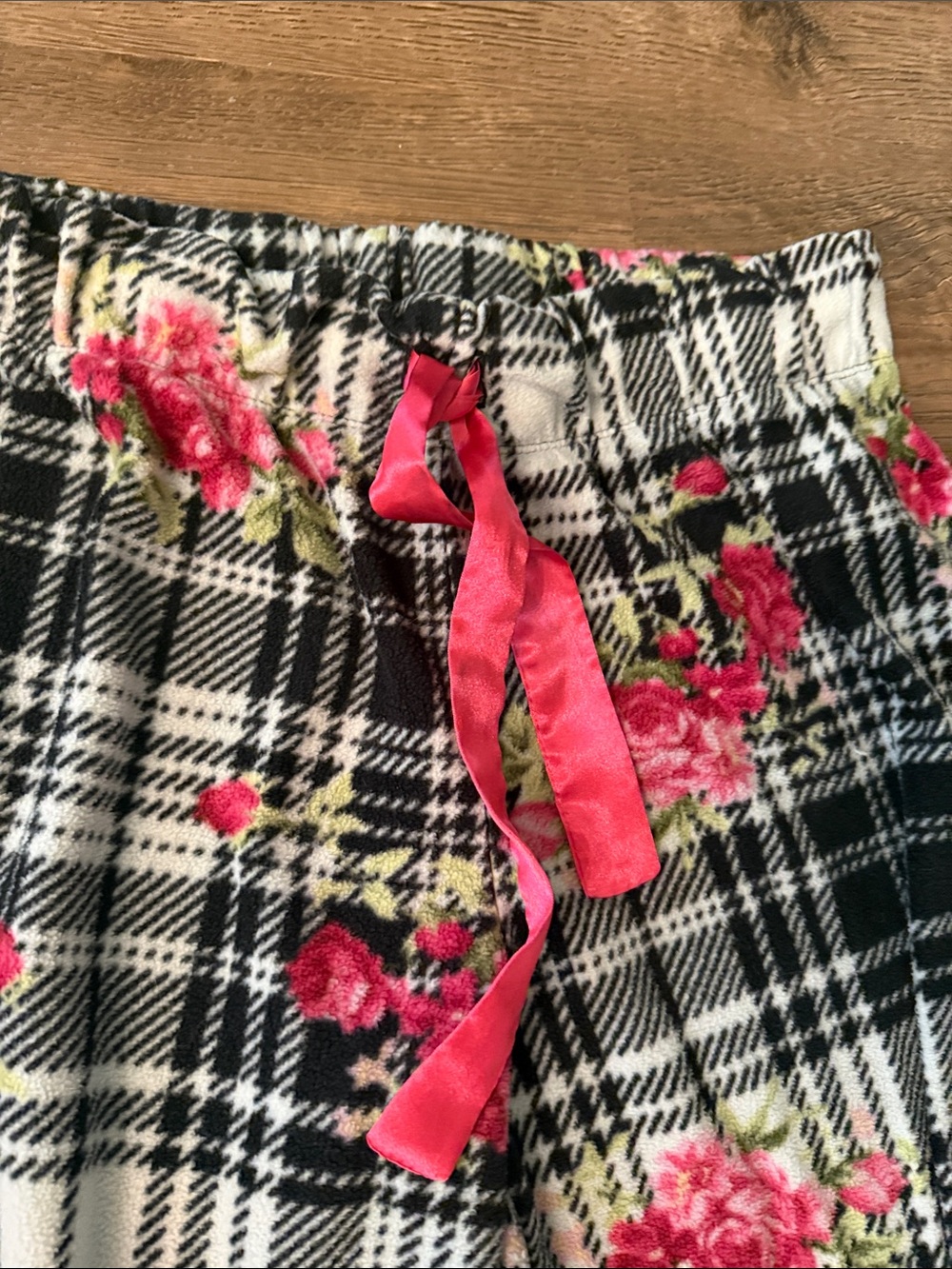 Betsey Johnson Black & White Plaid flannel Pajama Set with Pink Floral Medium - Picture 9 of 9